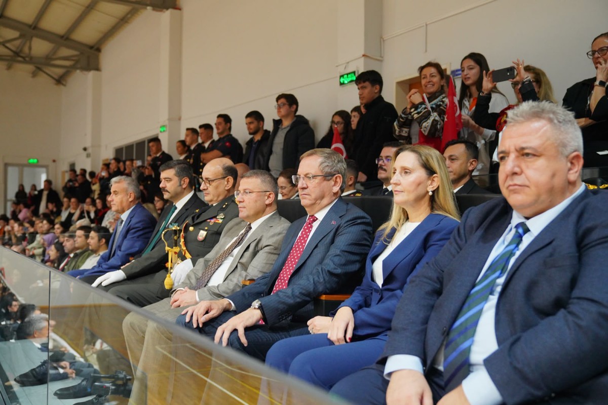 Cumhuriyet coşkusu salonlara sığmadı
